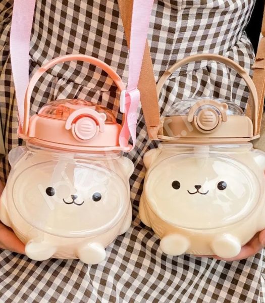 bear-shaped-plastic-water-bottle-1000ml-with-straw-shoulder-strap-for-kids-product-image