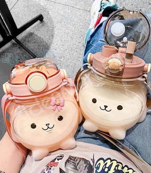 bear-shaped-plastic-water-bottle-1000ml-with-straw-shoulder-strap-for-kids-product-image