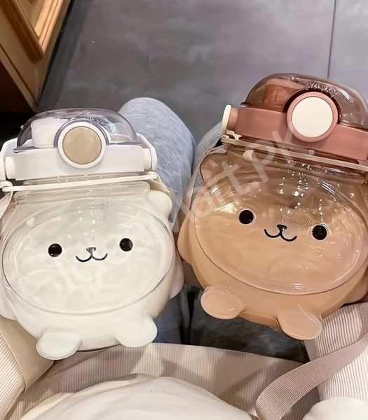 bear-shaped-plastic-water-bottle-1000ml-with-straw-shoulder-strap-for-kids-product-image