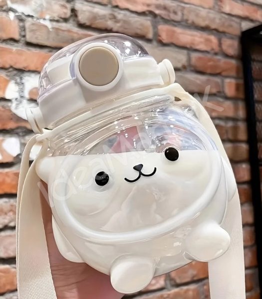 bear-shaped-plastic-water-bottle-1000ml-with-straw-shoulder-strap-for-kids-product-image
